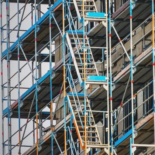Kiralık Örümcek Dış Cephe İskele İle Yüksek Yapılarda Güvenli Çalışma Avantajı